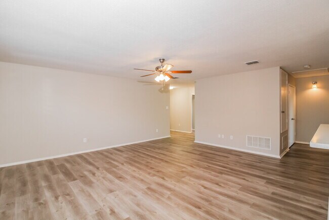 Building Photo - 1707 Crestwood Dr