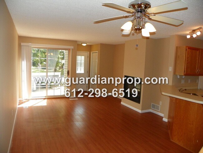 Foto del edificio - Townhouse Available June 1st, Open Floor Plan, Fireplace, Patio, Attached Garage