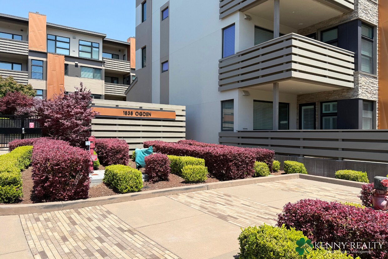 Foto principal - Spacious 2 Bedroom Condo in Prime Burlinga...