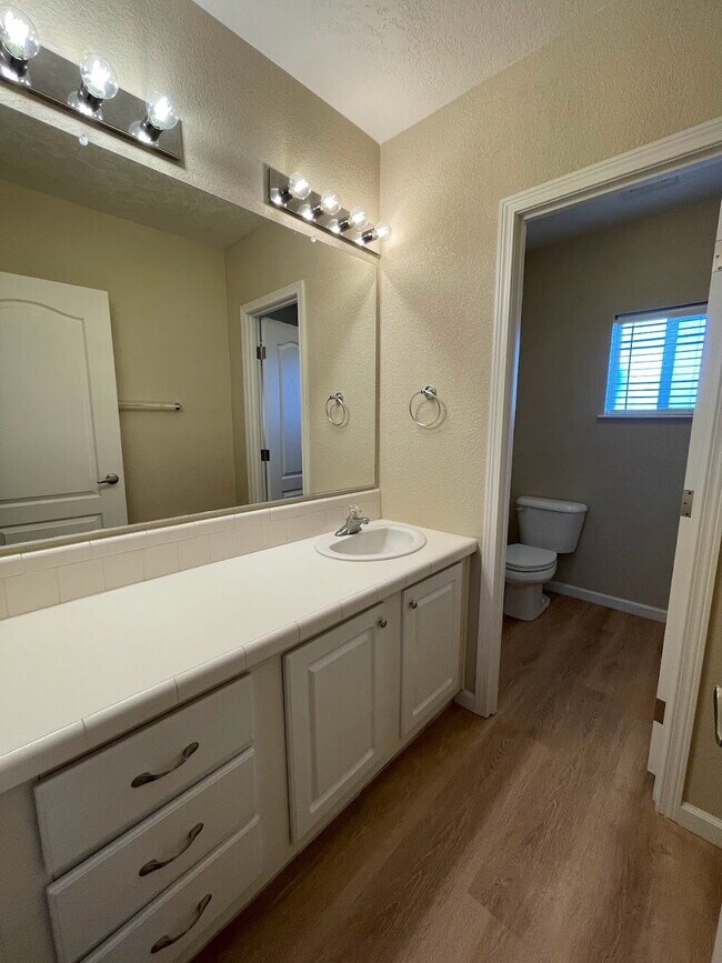 Foto del edificio - Quiet, spacious property!