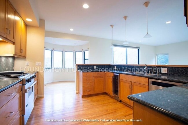 Building Photo - 1 Westridge Ln