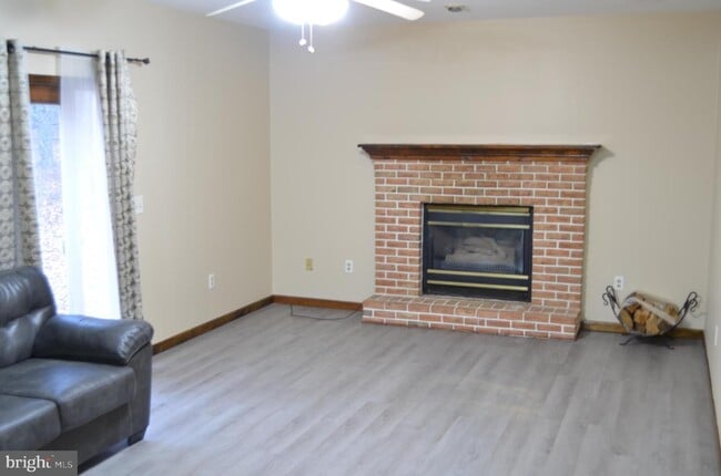 Building Photo - 104 Rock Ledge Dr