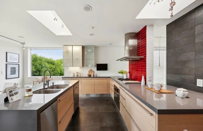 Foto del edificio - One-of-a-Kind Sophisticated Top-Floor Cond...