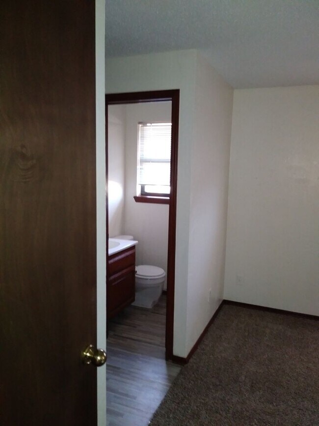 Building Photo - 3 Bed, 1 1/2 Bath, 1 Car Garage