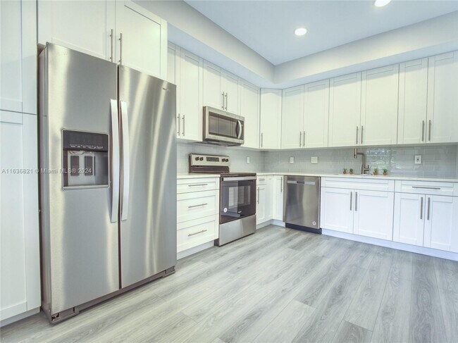 Building Photo - 5084 Rose Hill Dr