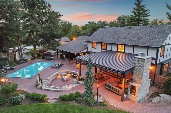 Building Photo - Luxury 5-Bedroom Home with Pool, Hot Tub &...