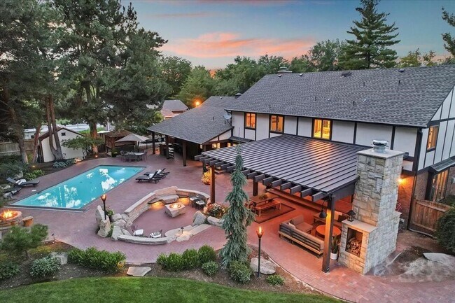Foto del edificio - Luxury 5-Bedroom Home with Pool, Hot Tub &...