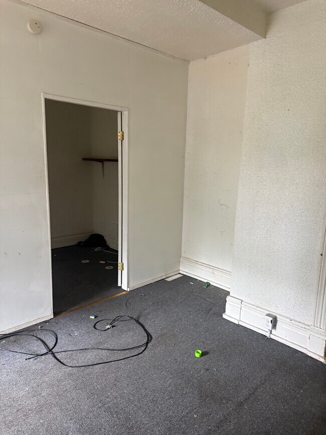 Building Photo - 619 Fairholm Ave