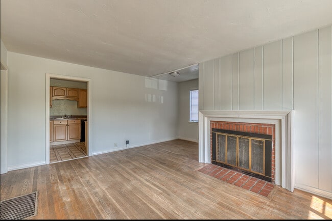 Building Photo - 1609 E Fairview Ave
