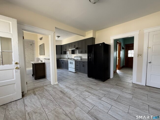 Foto del edificio - 140 Hynes Ave