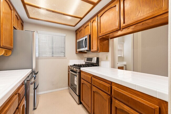 Building Photo - 2 Bedroom 1.5 Bath Townhome with  pvt patio (AC/Pool/Gated Parking/EV Chargers)