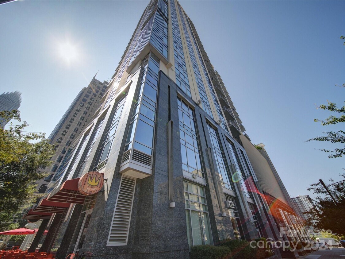 Foto principal - 307 W Trade St