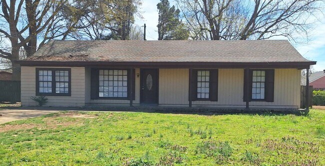 Foto del edificio - Well, maintained 4-bedroom one bath home -...