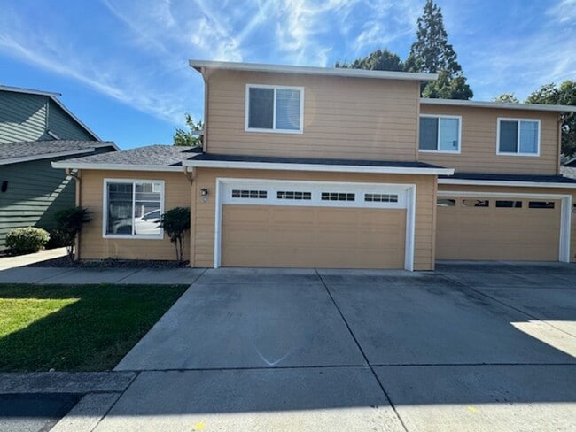 Building Photo - COME HOME TO COMFORT TO THIS 3 BEDROOM HOM...