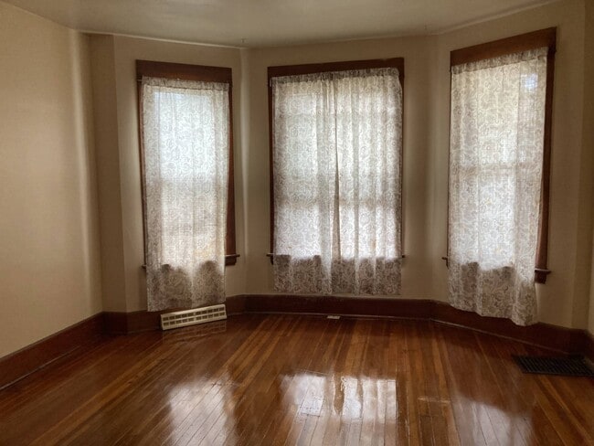 Building Photo - 418 Division St