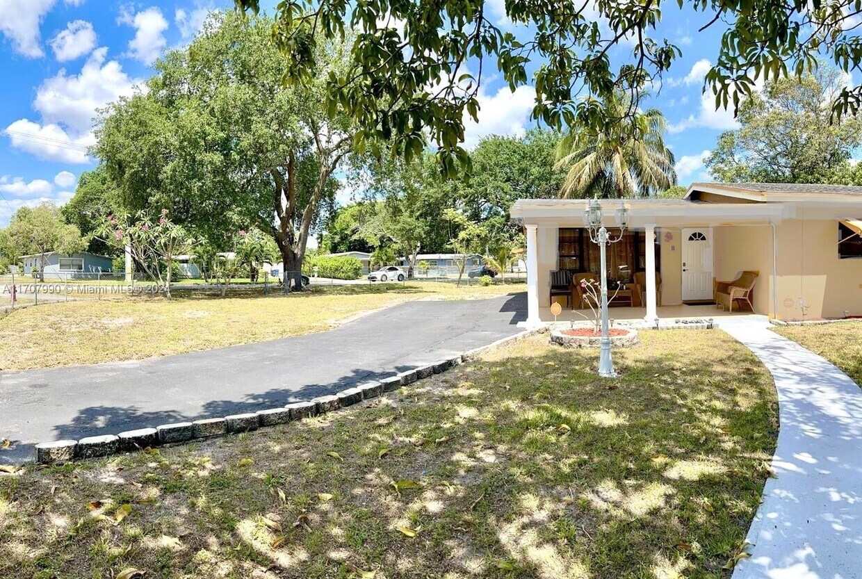 Foto principal - 1536 NW 15th Ave