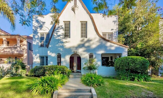 Foto del edificio - 132 N La Peer Dr