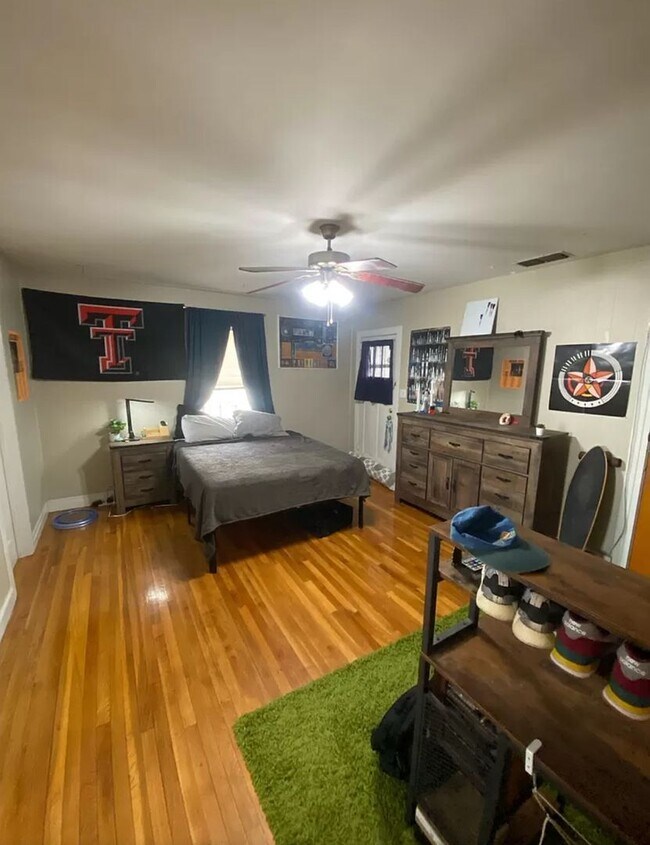 Building Photo - Pre Leasing Charming 3 Bedroom Home, Available 07/01/2026