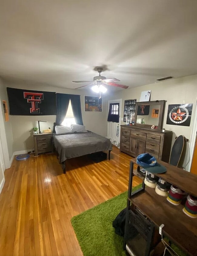 Building Photo - Pre Leasing Charming 3 Bedroom Home