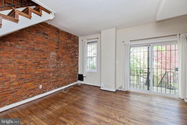 Building Photo - 608 C St NE