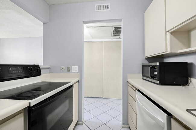 Foto del edificio - 300 N Civic Dr