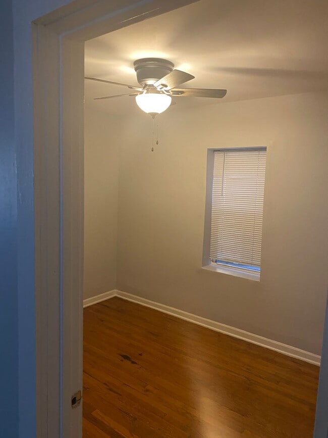 Building Photo - Spacious 3 bedroom south side gem