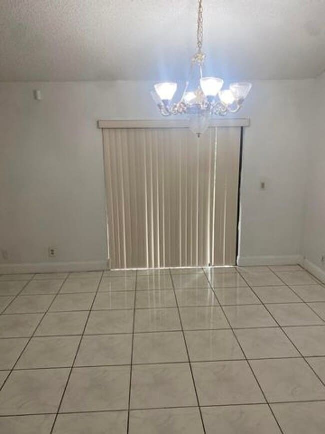 Building Photo - 663 White Water Dr