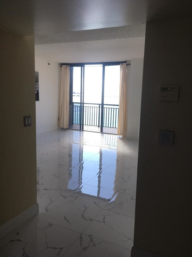 Building Photo - 540 Brickell Key Dr