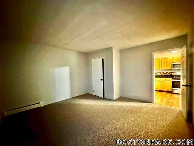 Foto del edificio - 695 N Main St