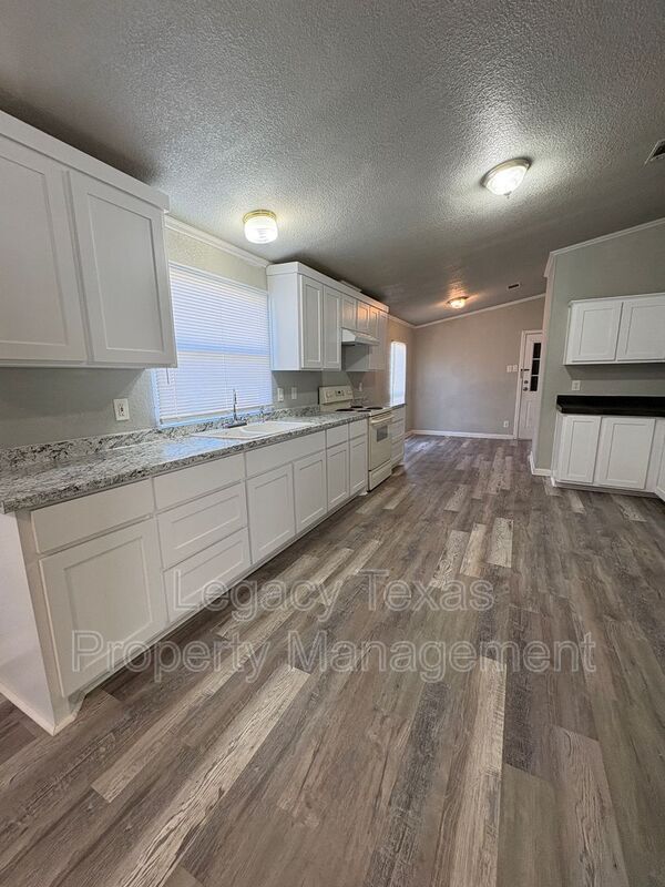 Building Photo - 404 E Westhill Dr