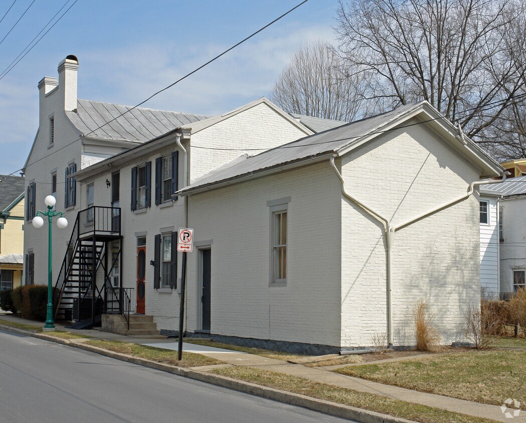 Building Photo - Apartments