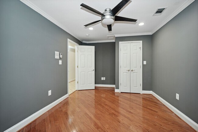 Building Photo - Steps to Metro! Professionally Managed// 2...