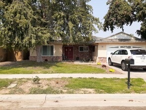 Building Photo - 2304 E Los Altos Ave