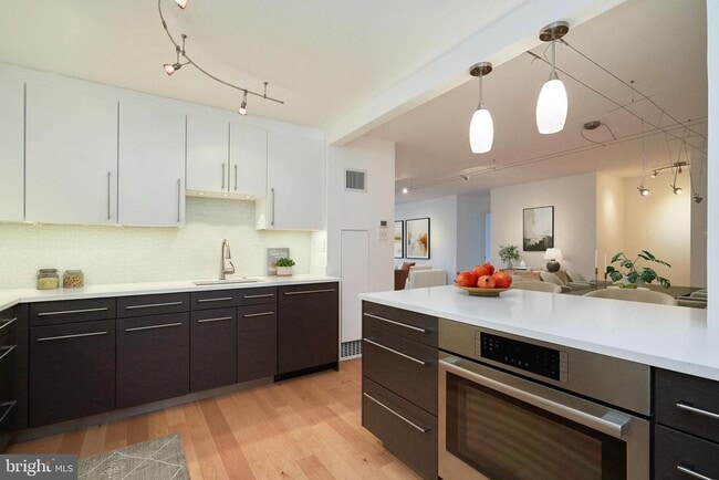 Building Photo - 1800 Old Meadow Rd