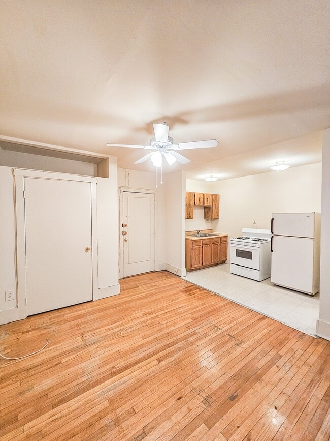 Photo - 1100 W Roscoe St (Chicago, IL) Apartment