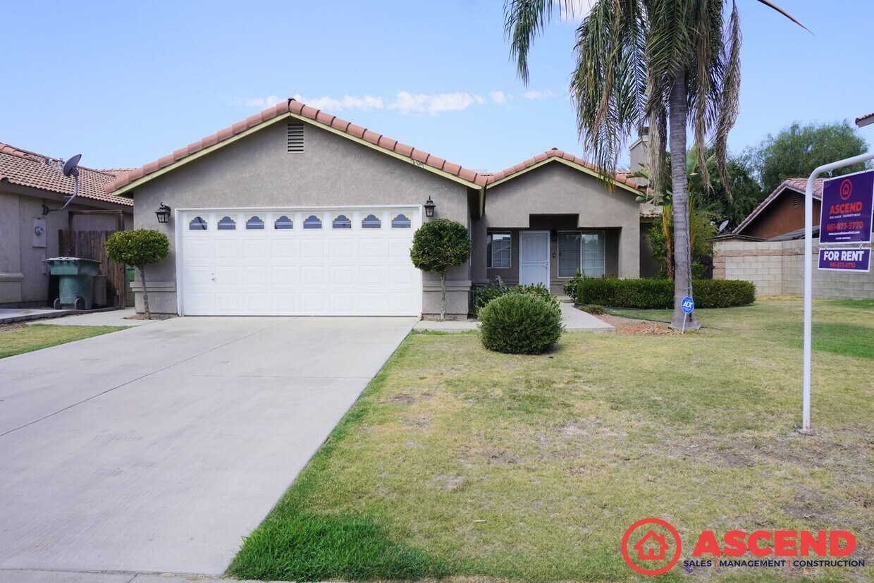 Primary Photo - Spacious Home in Wasco!