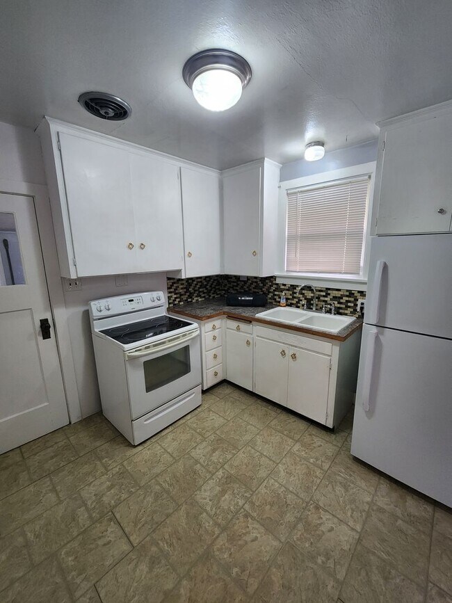 Building Photo - Charming 2 BR 1 Ba Single Family Residence Near Mall and Restaurants