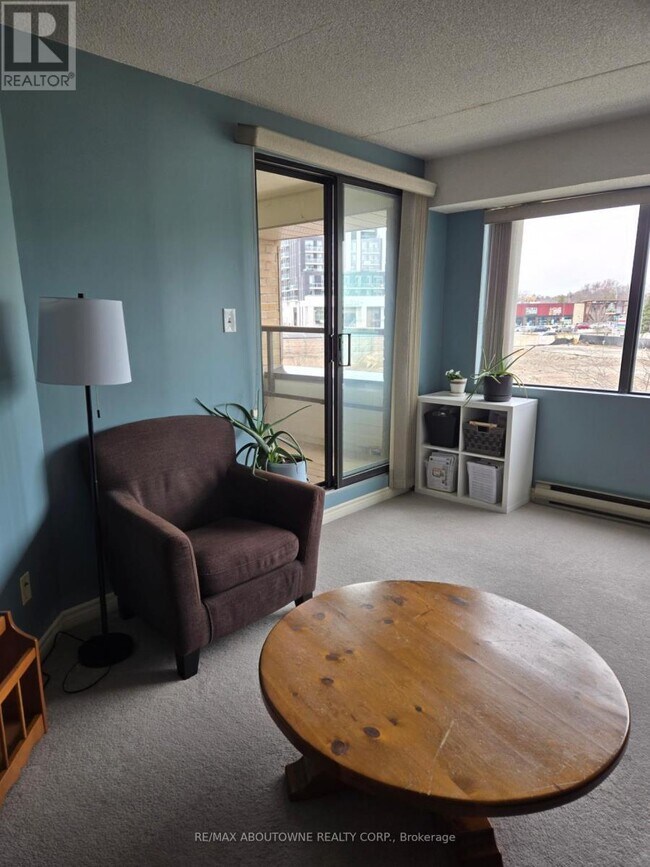 Photo du bâtiment - 100 Bronte Rd