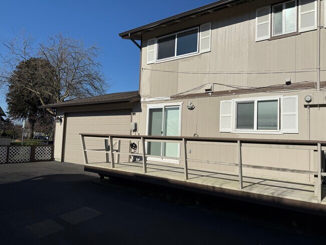 Atrás - 1602 12th St