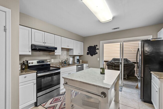 Foto del edificio - 4 Bedroom Home in Virginia Beach