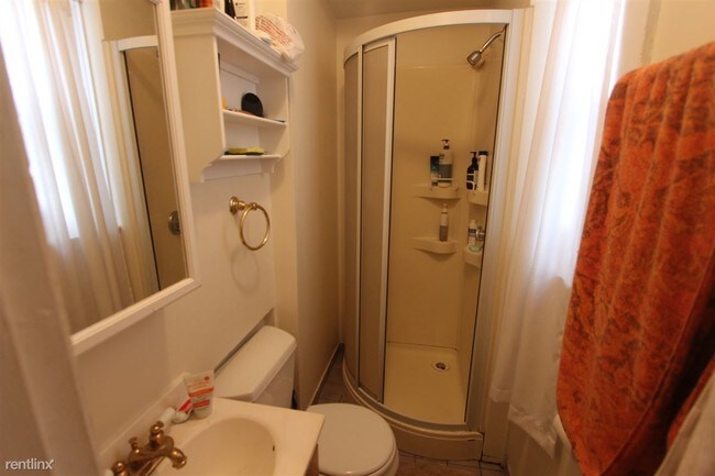 Foto del edificio - 3 br, 2 bath House - 49 Putnam Ave
