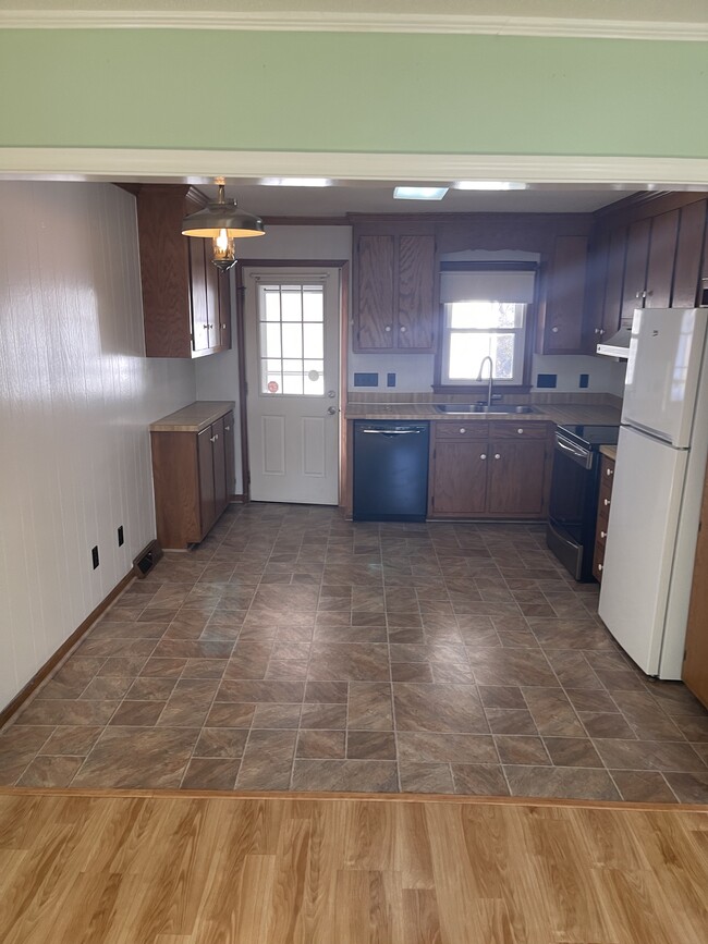 Kitchen w/dining area - 530 Wiley Ave