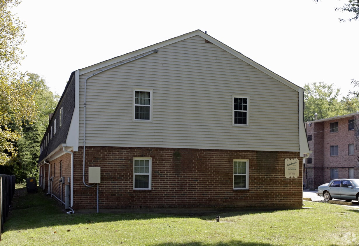 Building Photo - Estratbrook North