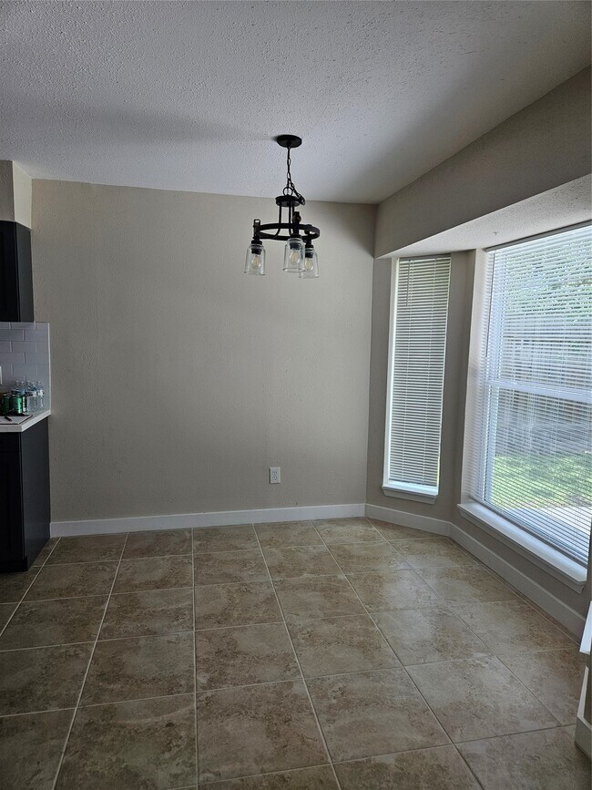 Foto del edificio - 4920 Deerwood Cir