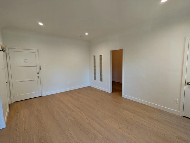 Foto del edificio - 559 Normandie Ave