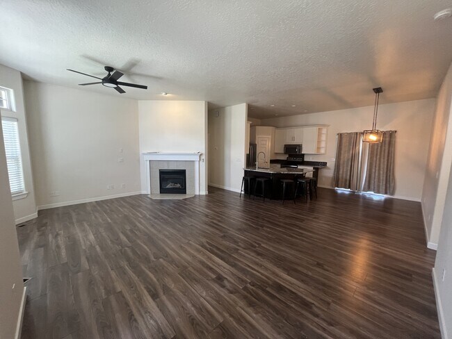Building Photo - 1820 W Camelot Dr