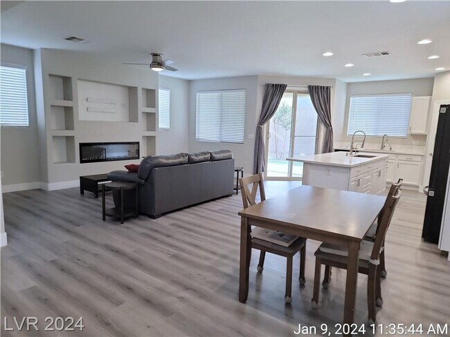 Foto del edificio - PARTIALLY FURNISHED 2-STORY HOME LOCATED O...
