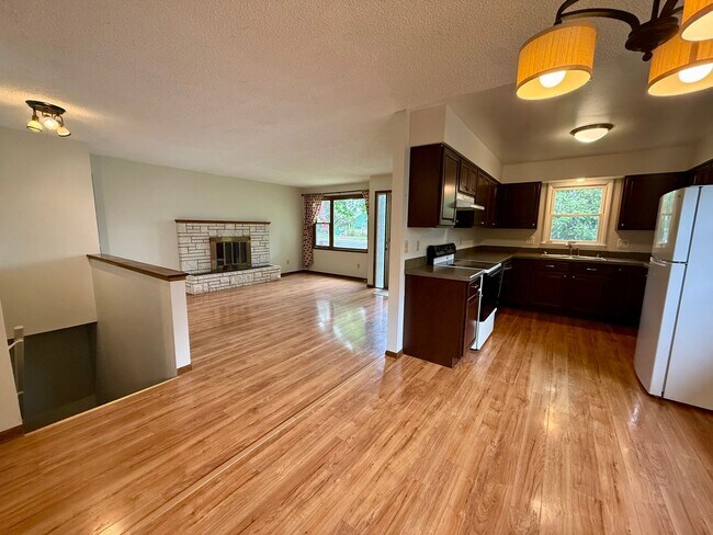 Foto del edificio - Lovely 4 Bed 2 Bath Home in Lewis & Clark Neighborhood!