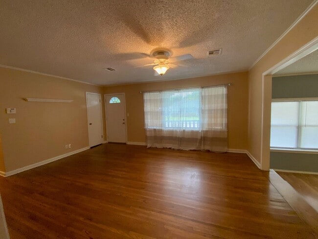 Building Photo - Brookside Charm!!