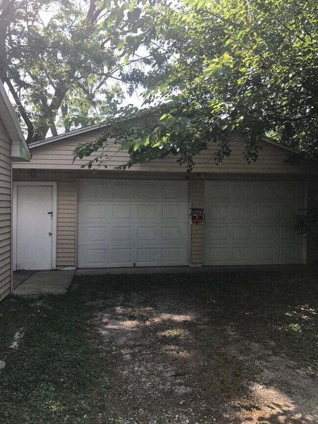 Building Photo - 1311 Hedge Rd
